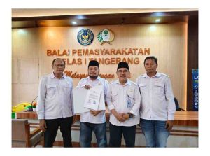 Empat orang di kantor pemerintah Bapas Kelas 1 Tangerang.