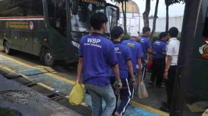 Orang-orang menaiki bus bersama.